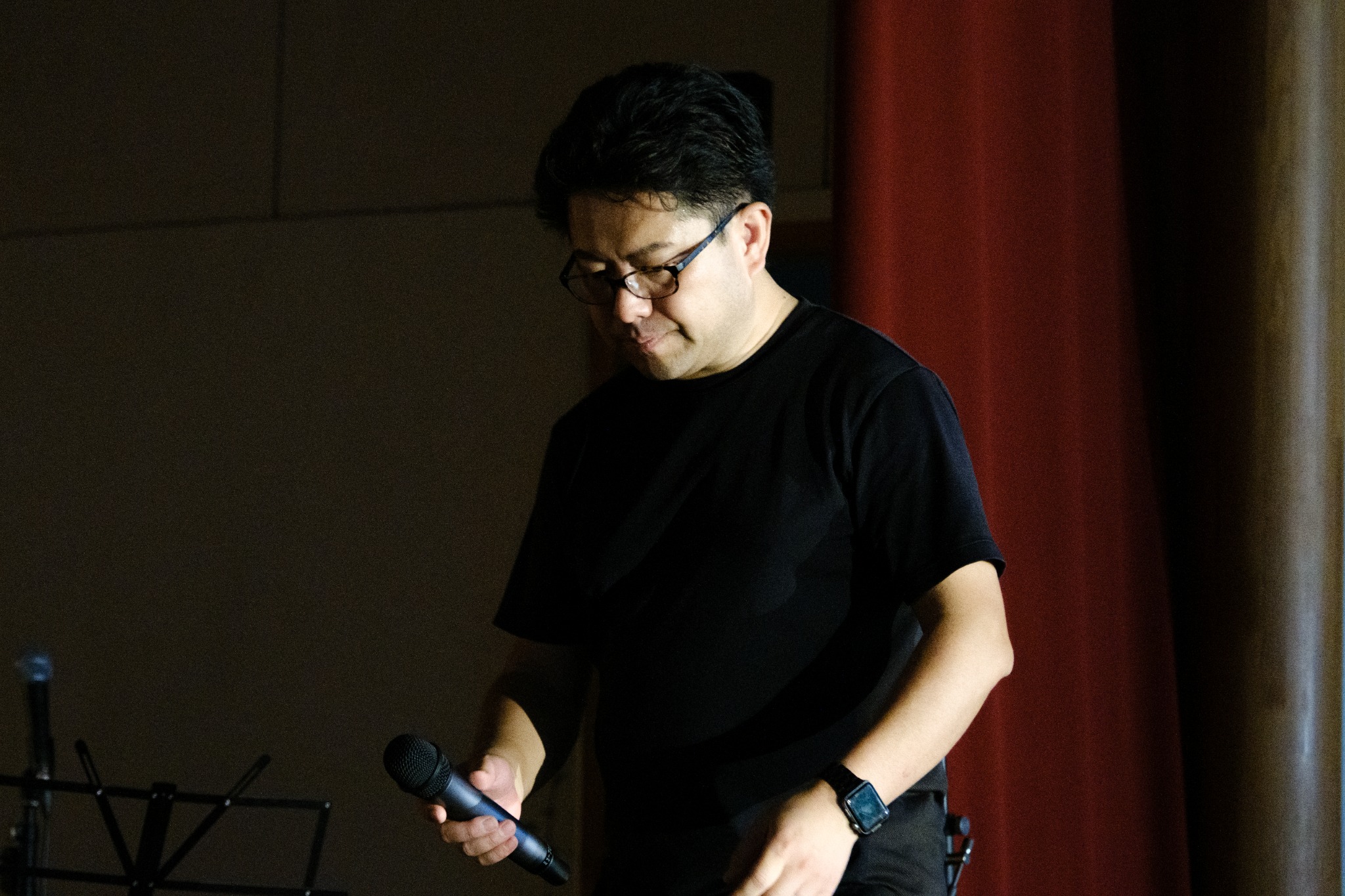 マイクを手に現場で作業するミュープロダクト代表・井出和宏