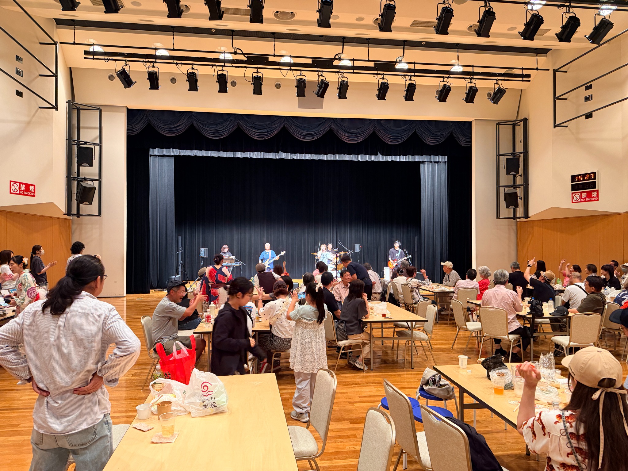 多目的ホールのステージと客席全景
