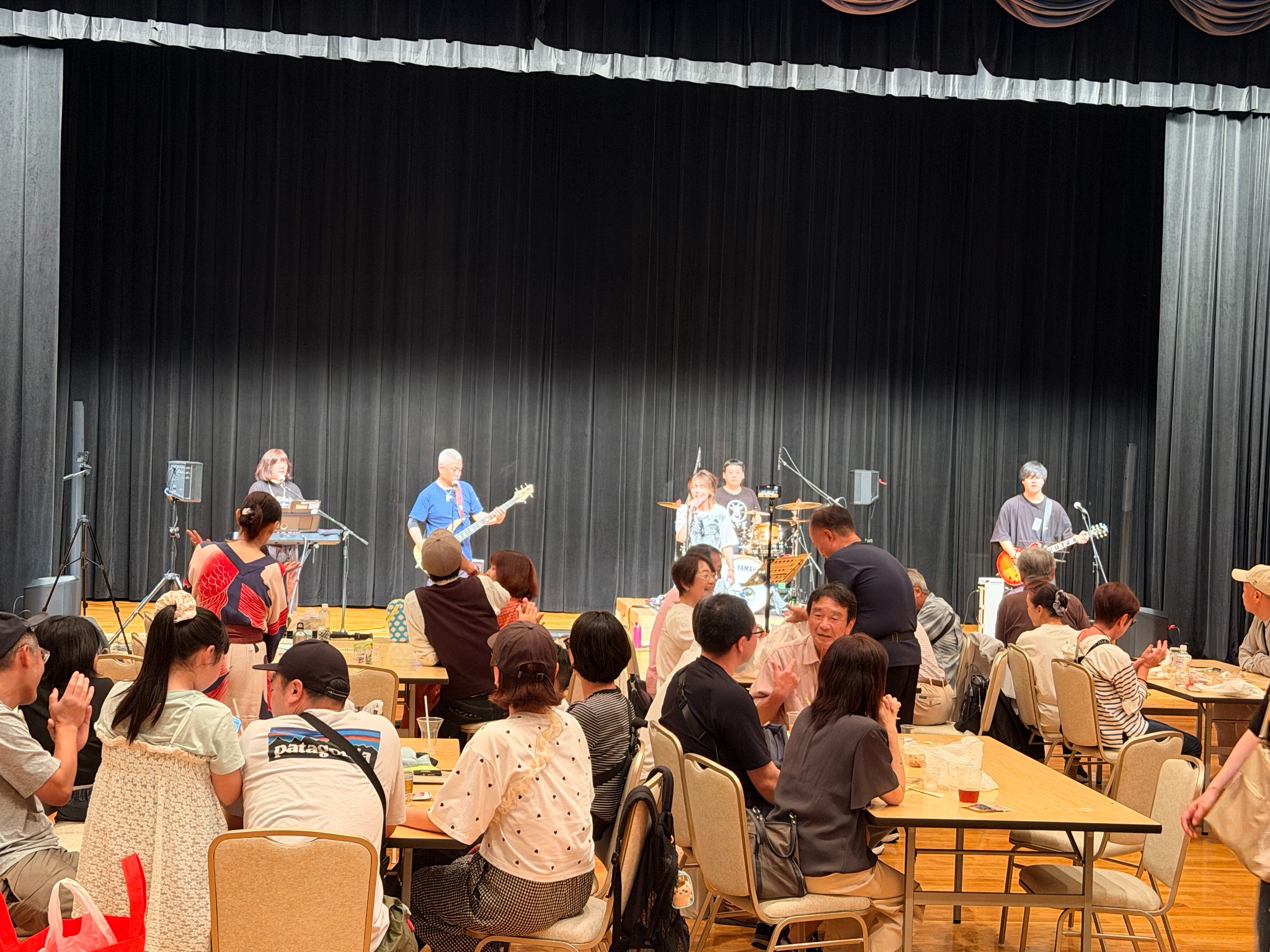 演奏を楽しむ来場者とホールステージ