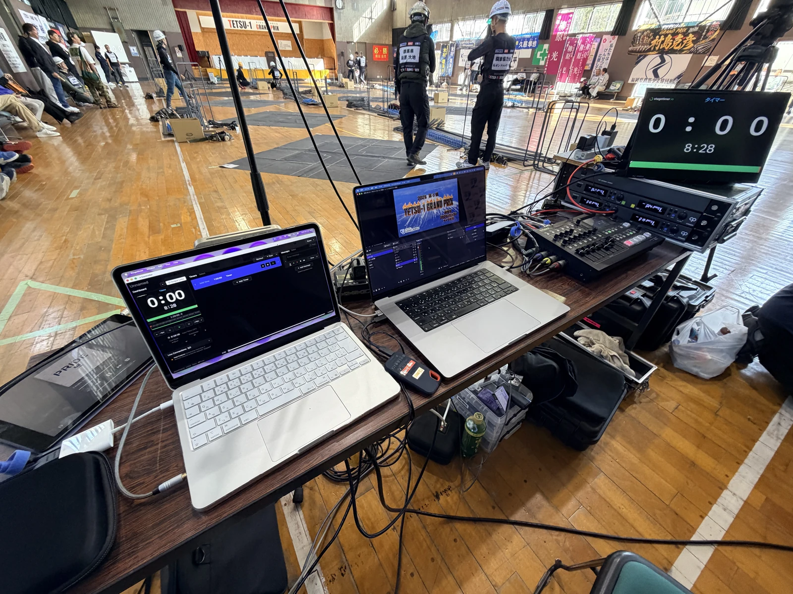 大会会場に設置した配信パソコン、映像切り替え機器とタイマー表示