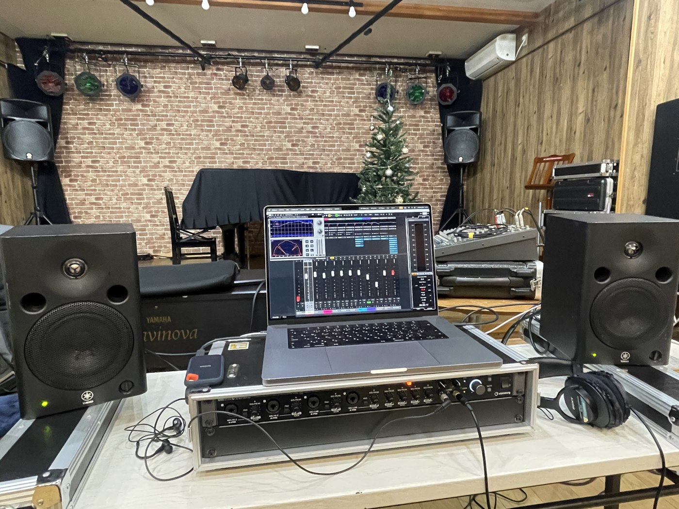 音楽制作ソフトとモニタースピーカーを備えたスタジオ
