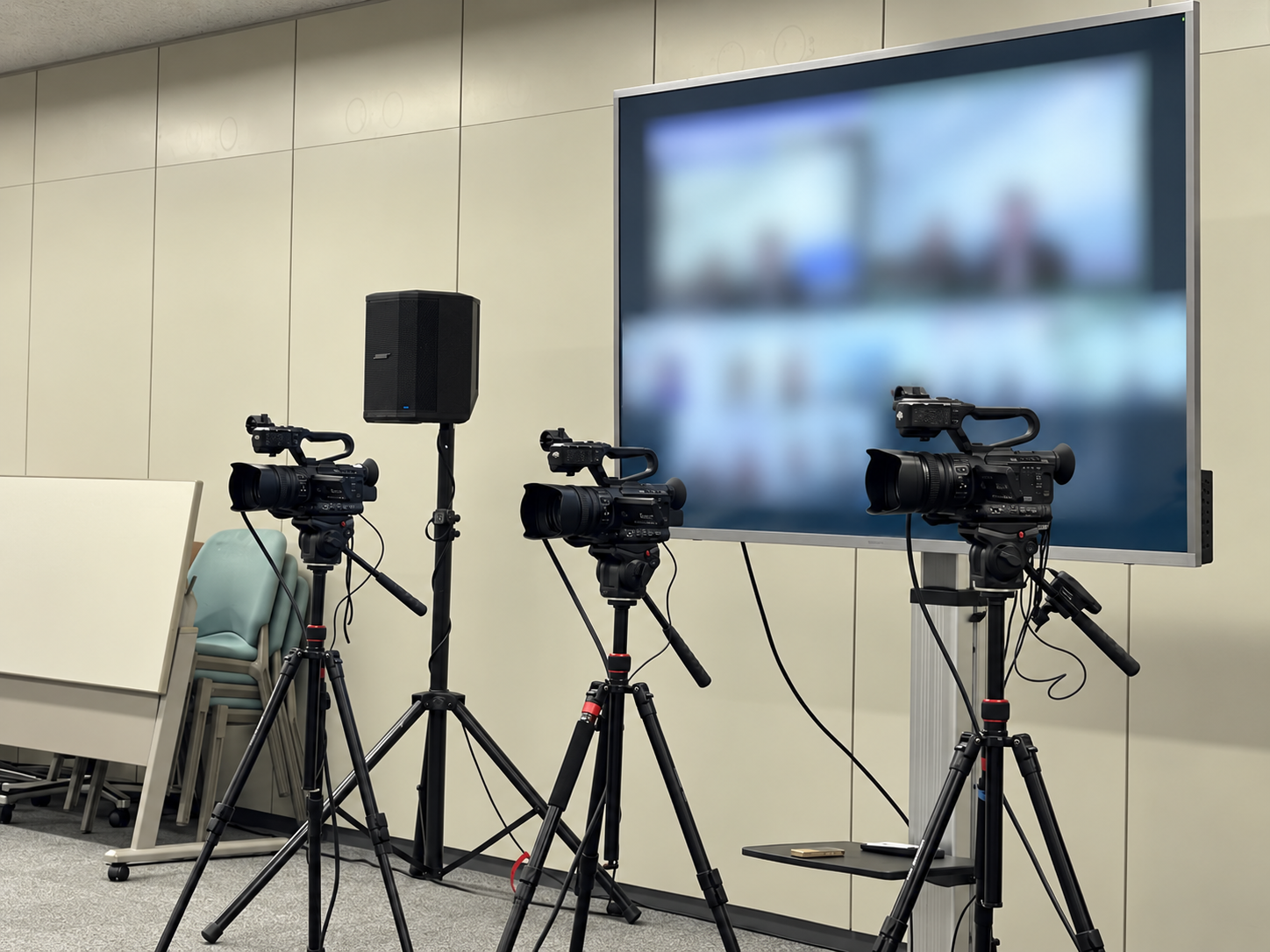 企業イベントの撮影・配信機材。奥の画面はプライバシー保護のため加工