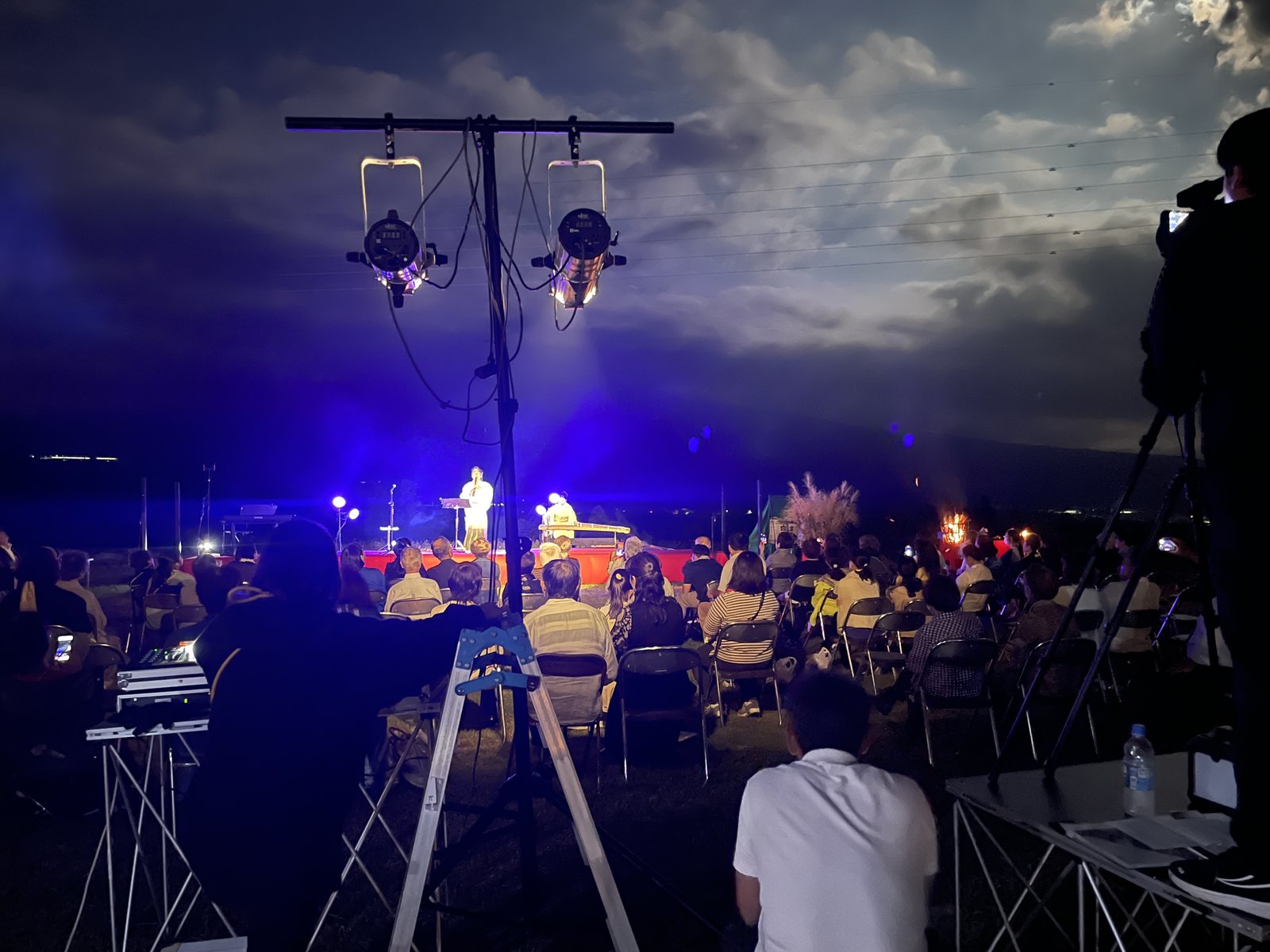 照明を設置した夕暮れの屋外音楽イベント